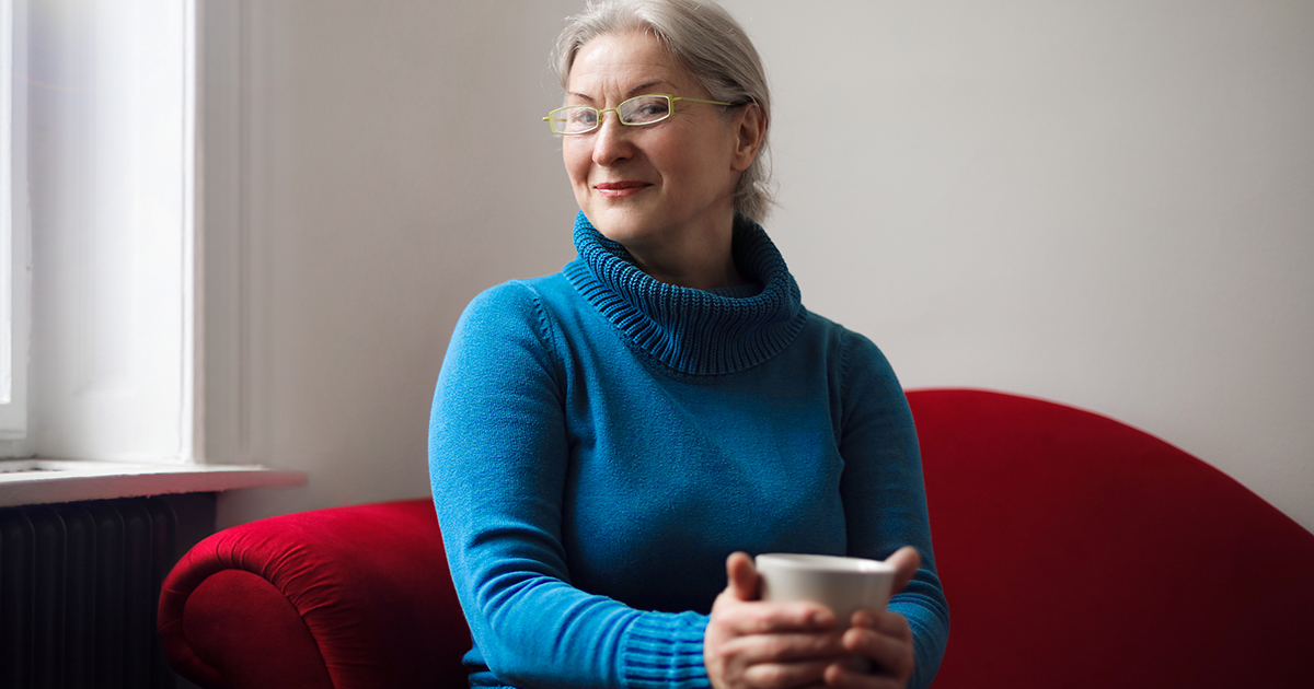 Tochter umarmt Mutter