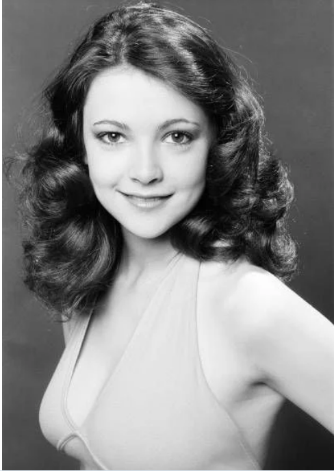 Emma Samms elegante Pose