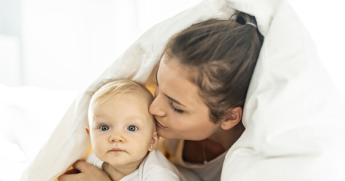 Starke Mutter mit zwei Kindern