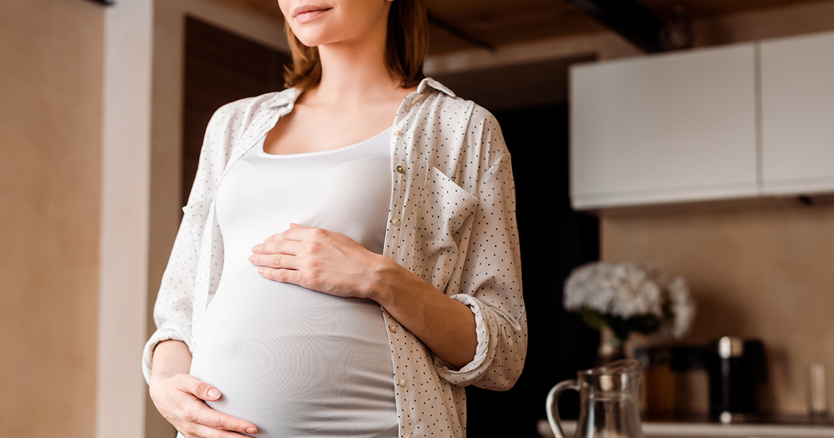 Baby in den Armen der Mutter