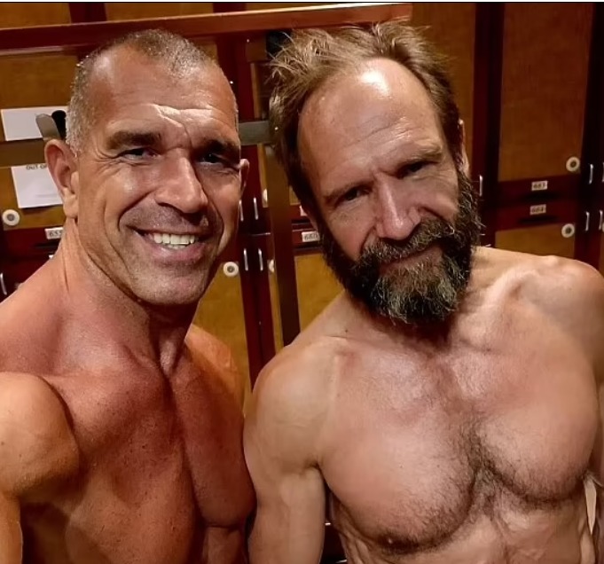 Rafe Fiennes mit durchtrainiertem Körper