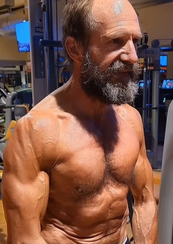 Trainer Dan Abasilkai mit Rafe Fiennes