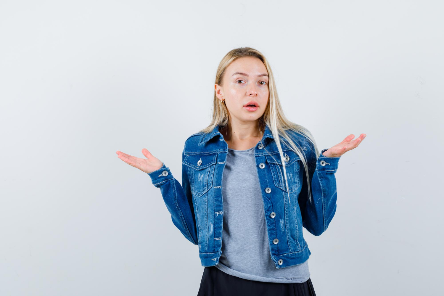 Eine Frau zuckend mit den Schultern