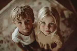 Mein Schwiegertochter nannte mich eine erbärmliche Alte. Mein eigener Sohn nickte. Ich widersprach nicht, griff zum Mikrofon und sprach einen Satz aus.