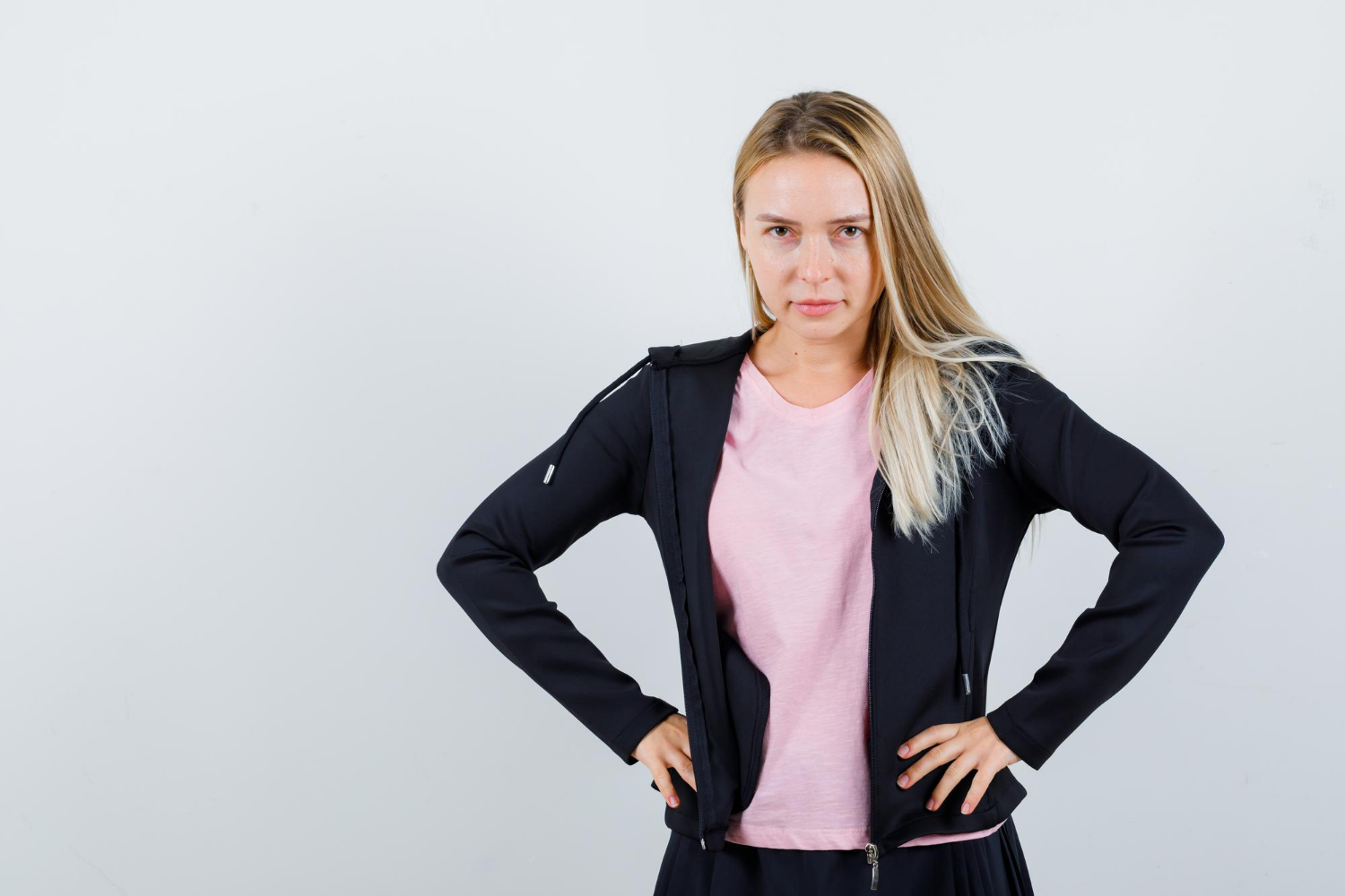 Frau mit Händen in den Hüften