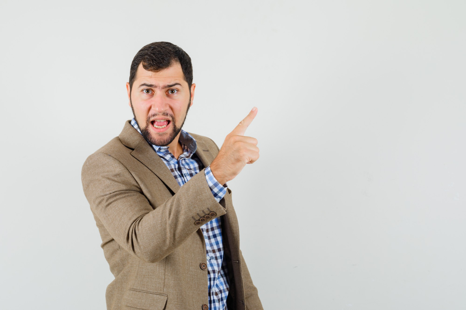 Ein wütender Mann zeigt mit dem Finger